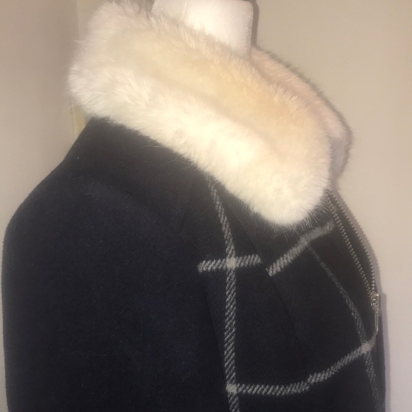 “FOREVER 21” Navy check faux fur collar jacket. - Picture 11 of 16